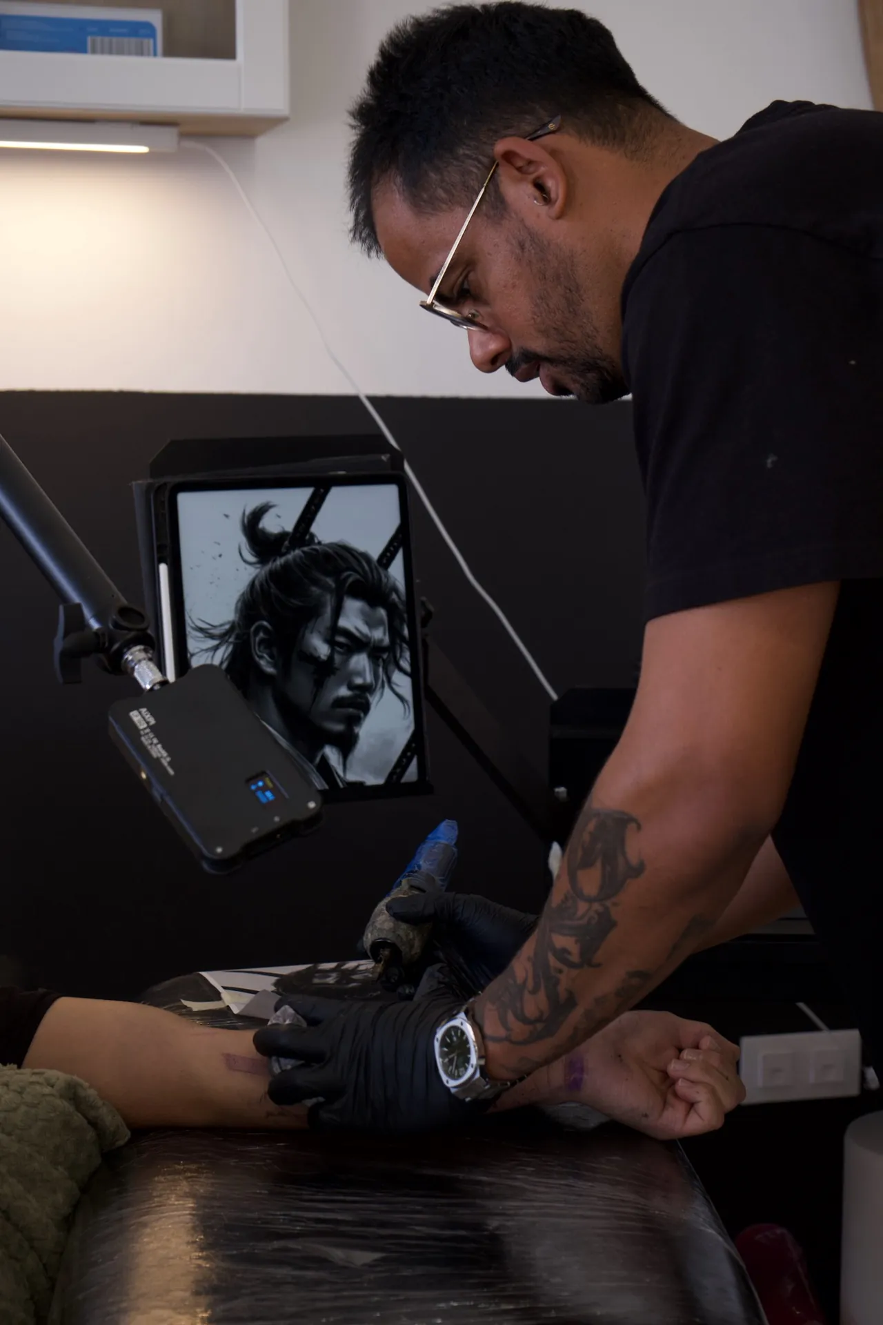 Jubi Pereira tattooing at the Corralejo studio